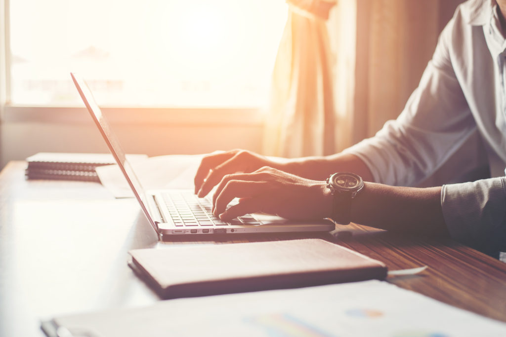 empleado trabajando con computadora