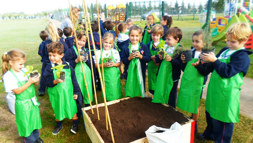 alumnos en la huerta orgánica
