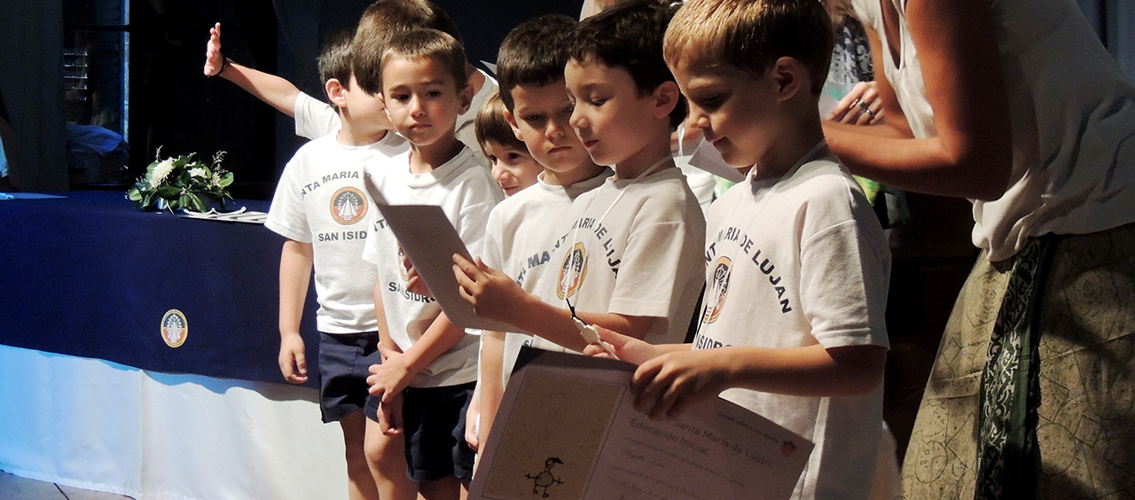 alumnos leyendo en acto
