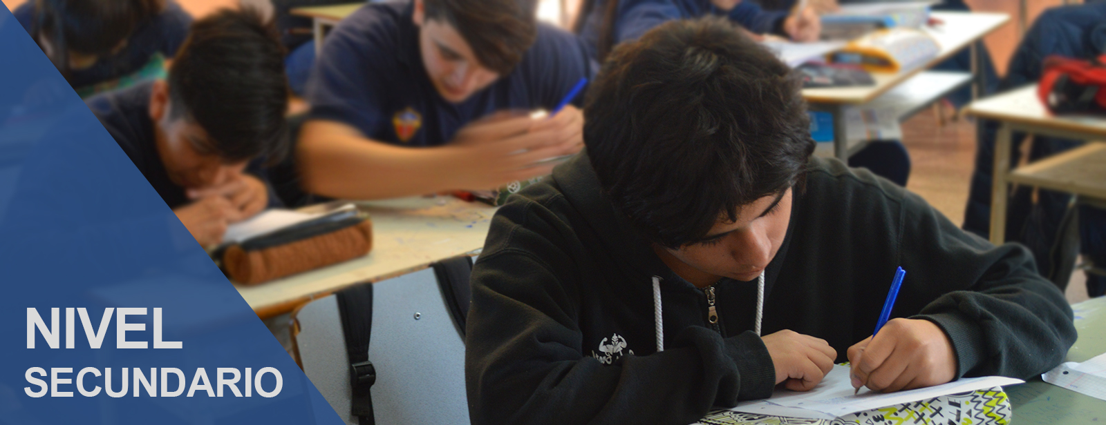 alumnos secundaria estudiando